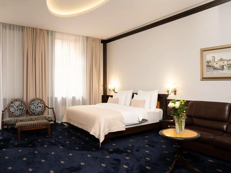 großes Hotelzimmer mit Doppelbett