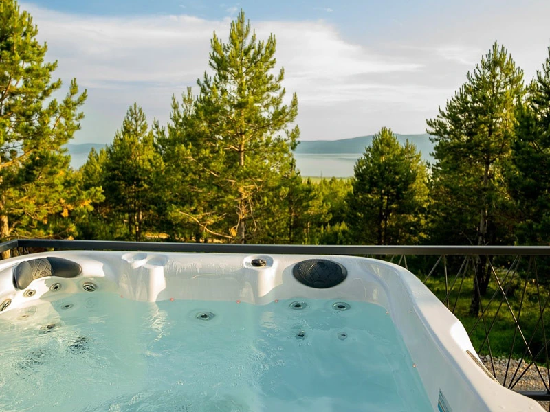 Whirpool mit Aussicht in die Berge und Wälder in Livno
