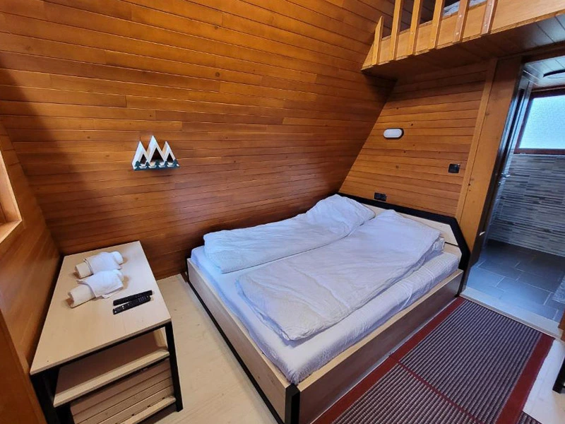 Schlafzimmer mit Doppelbett