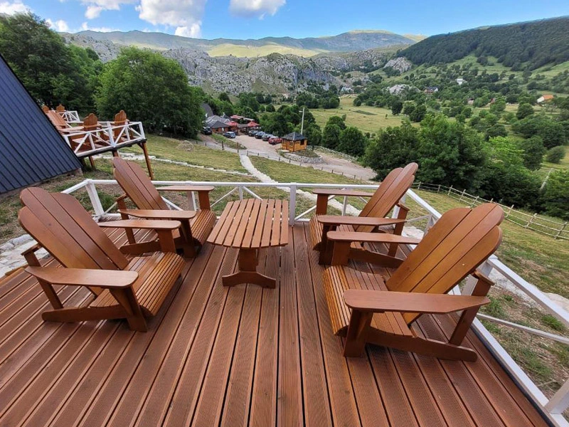 Terasse mit Holzmobiliar