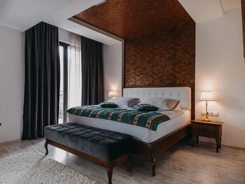 Schlafzimmer mit großem Bett