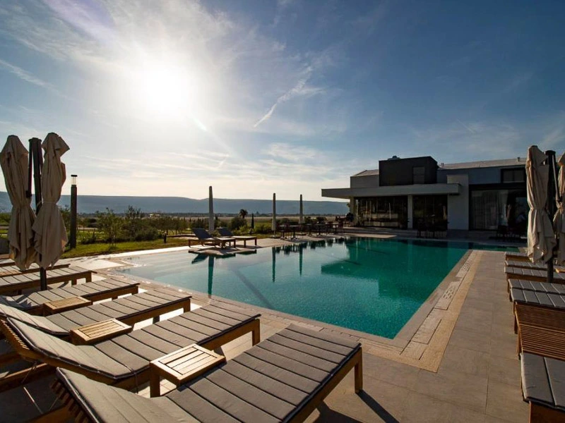 Pool mit Blick in die Berge