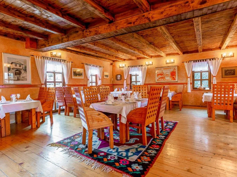 Frühstücksbereich mit Holztischen im Hotel