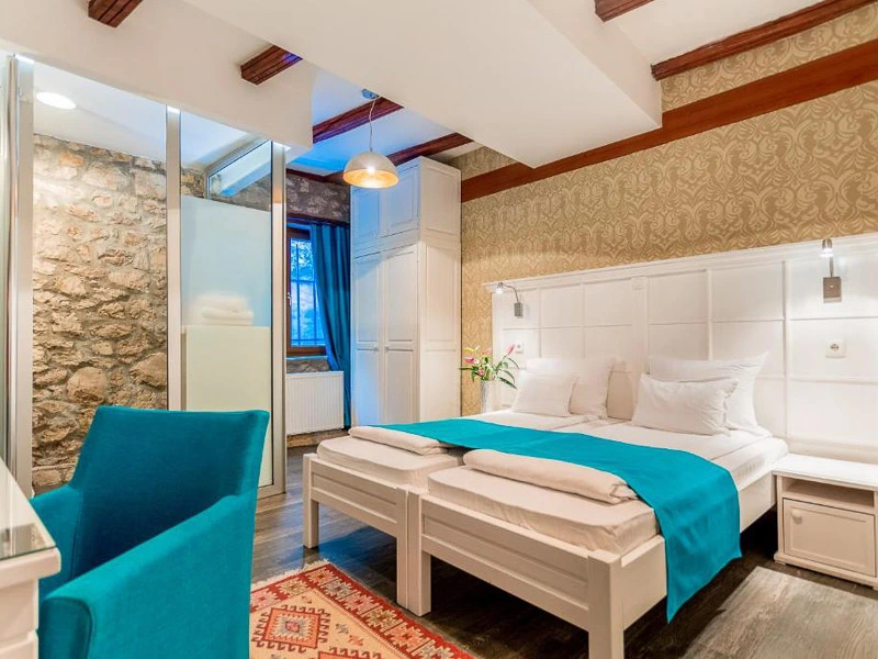 Schlafzimmer mit Doppelbett im Hotel in Mostar