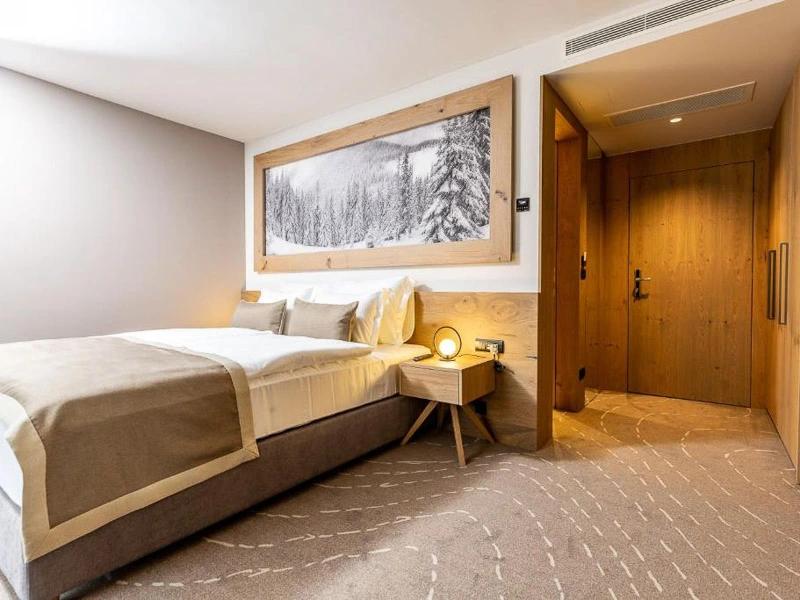 Schlafzimmer mit Doppelbett