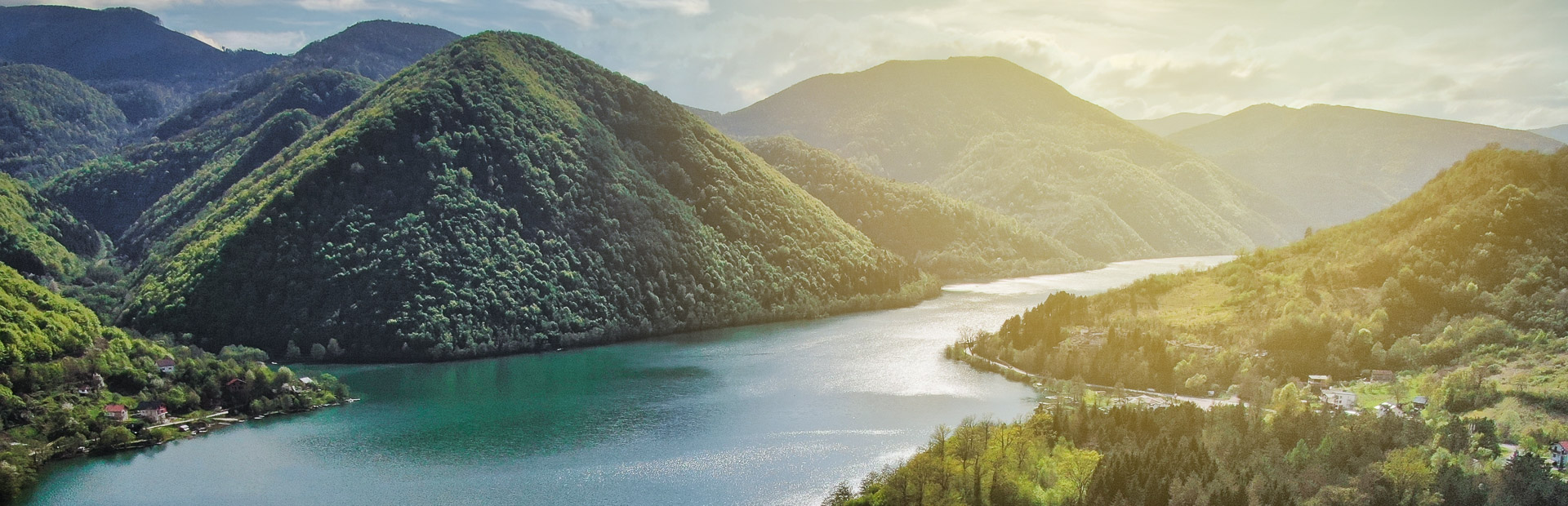 Fluss zwischen grünen Bergen