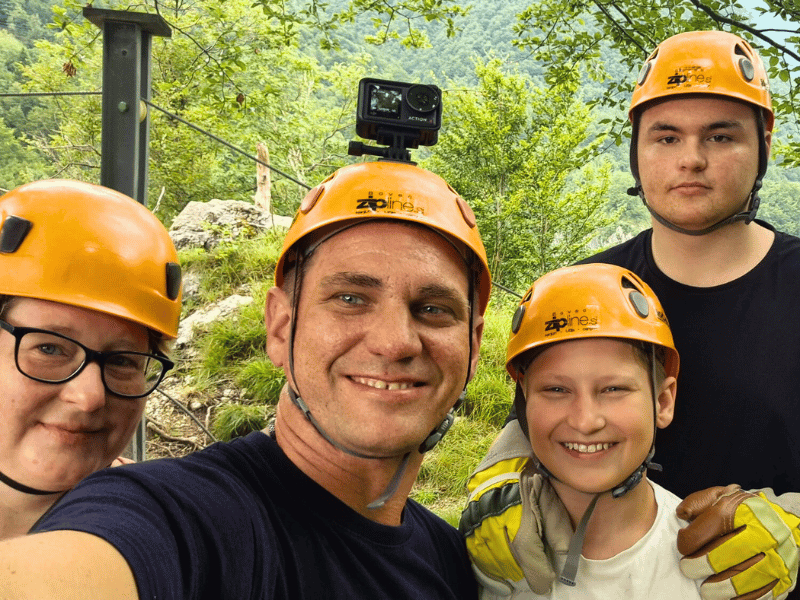 Familie beim Ziplining in Slowenien