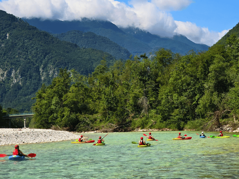 Kajaks auf dem Soca Fluss in Slowenien