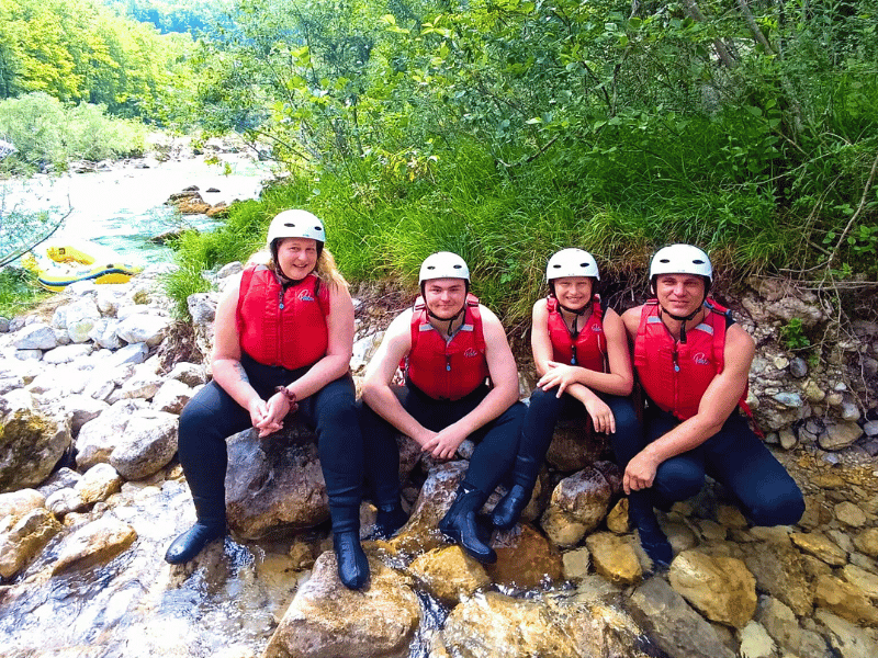 Familie nach dem Rafting auf dem Soca Fluss in Slowenien