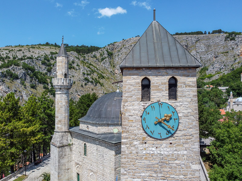 Kirchturm mit Bergen im Hintergrund