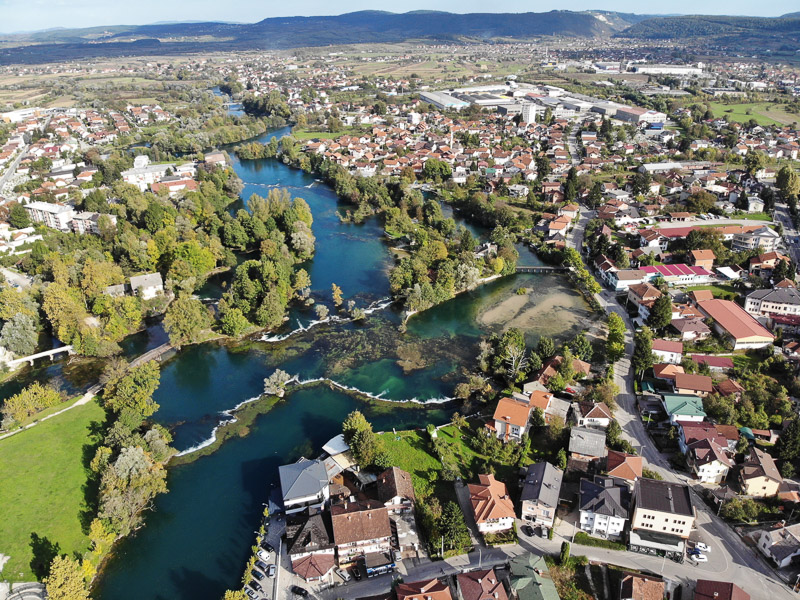 Fluss und Häuser von oben