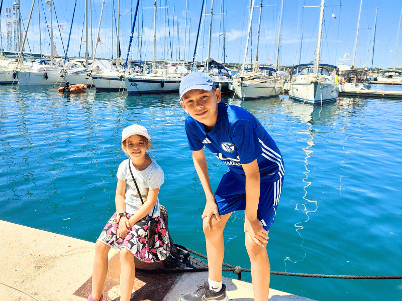 Kinder am Hafen in Pula in Kroatien