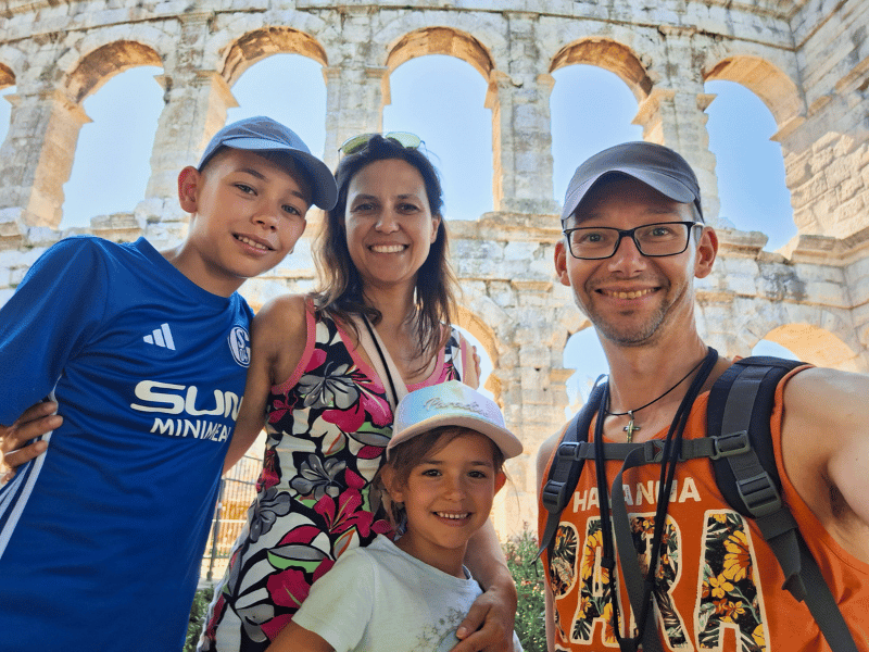 Familie im Kolosseum in Pula in Kroatien