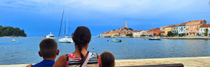 Familie am Meer in Rovinj in Kroatien