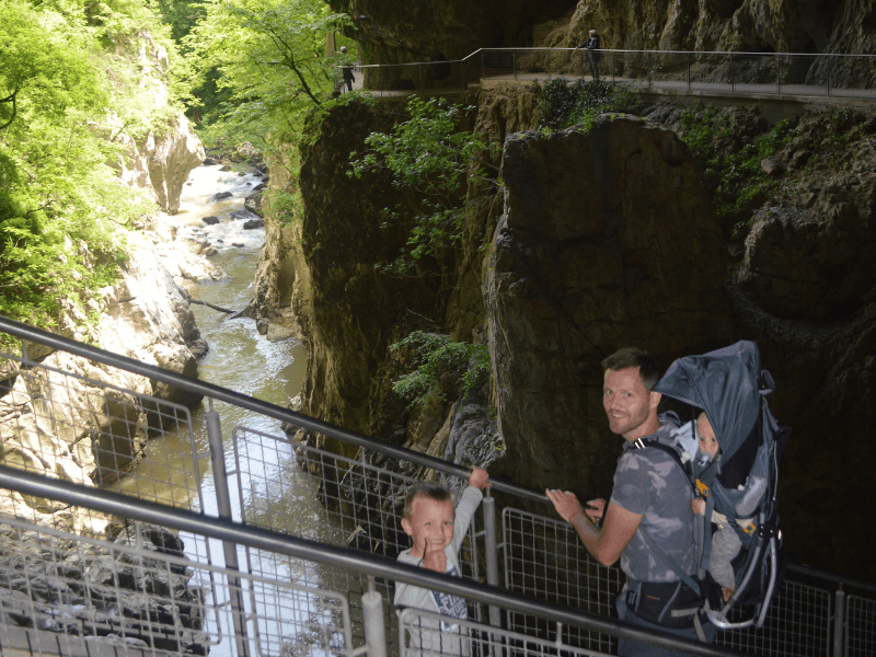 Vater mit Kindern bei den Skocjan Höhlen