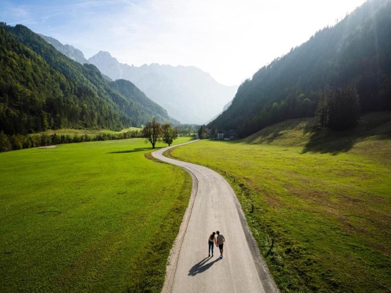 Wanderer im Logar-Tal in Slowenien