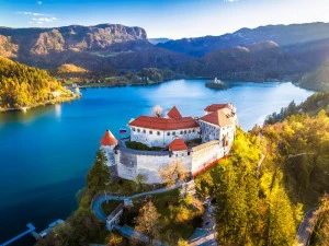 Blick auf Bleder See in Slowenien