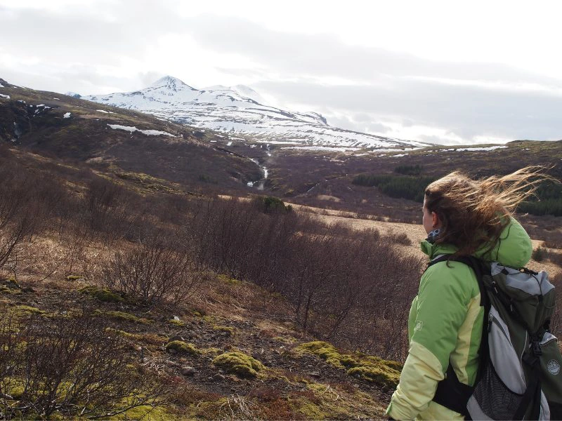 Reisende bei einer Bergbesteigung in Island