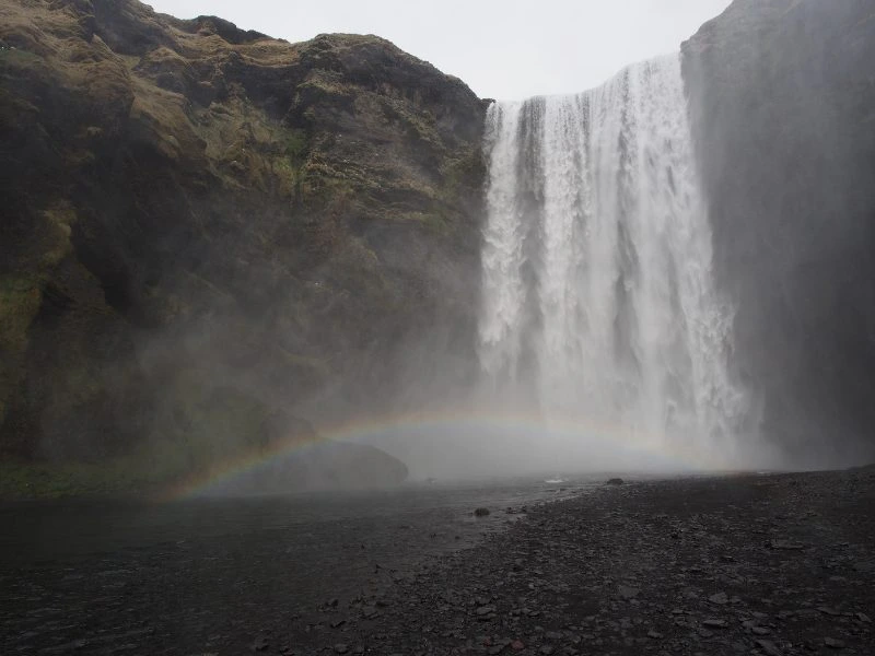 Regenbogen vor Islands berühmtesten Wasserfall