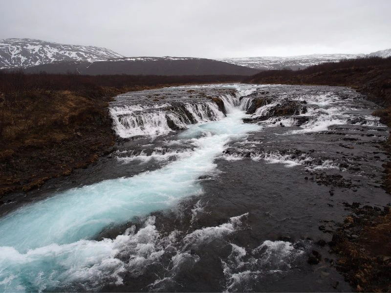 breiter dunkler Wasserfall in Island