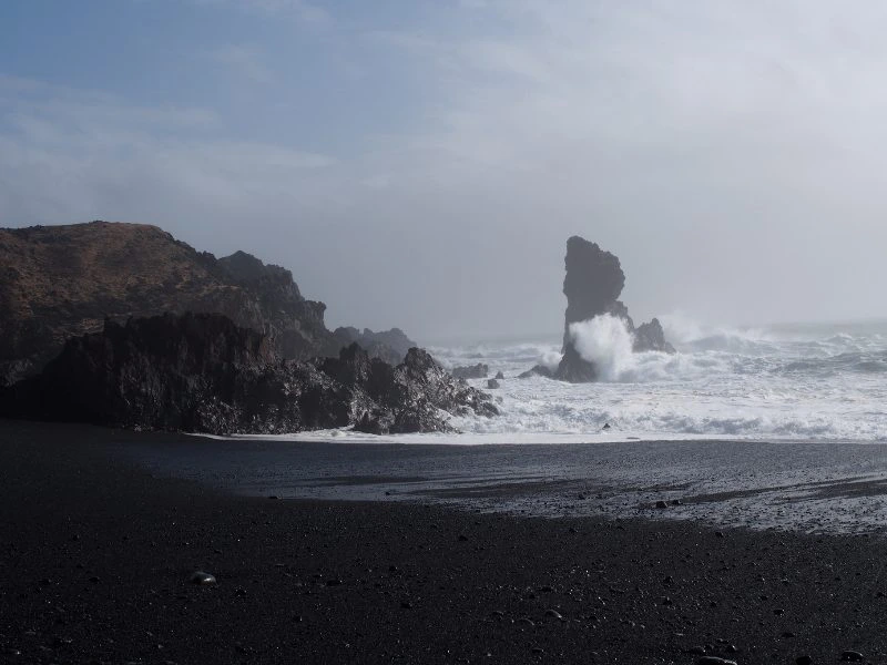 schwarzer Vulkansandstrand in Island