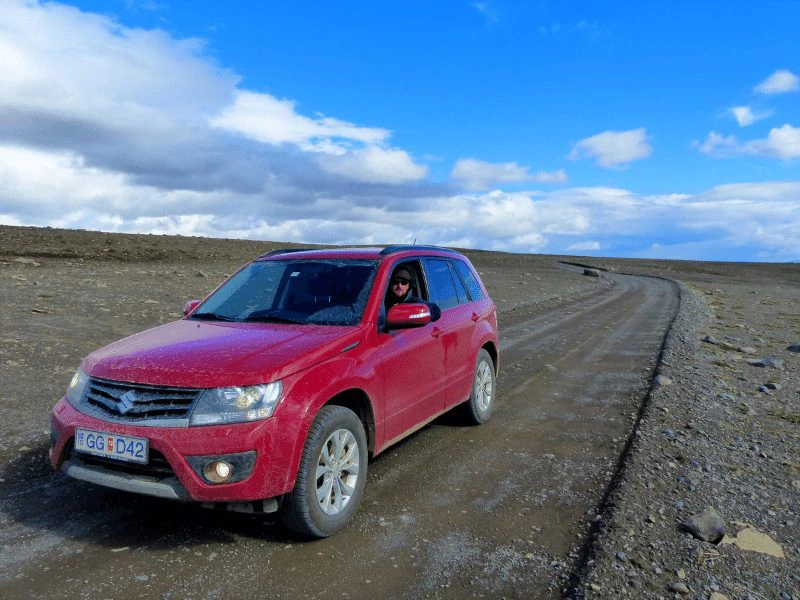 Mietwagen auf einer matschigen Straße in Island