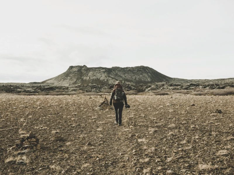 Reisende in einer felsigen Landschaft im Herbst in Island
