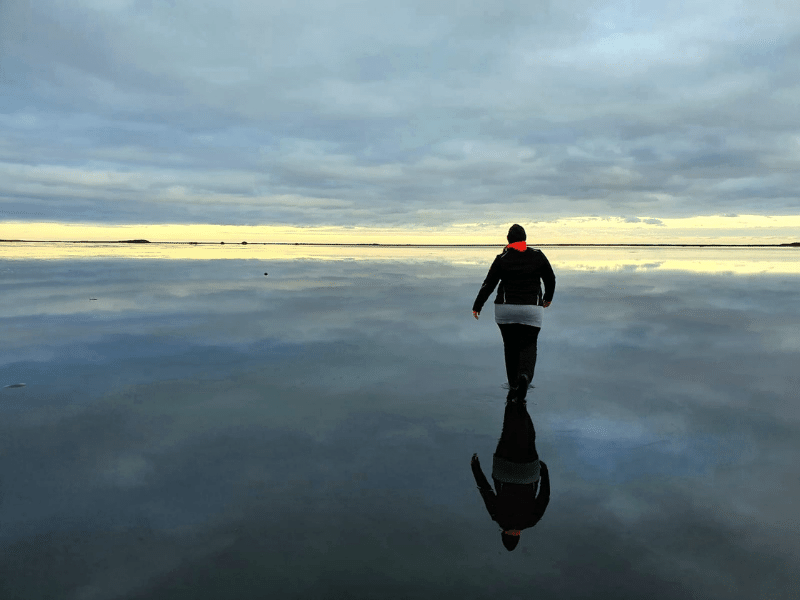 Reisende läuft über das Wasser in Island