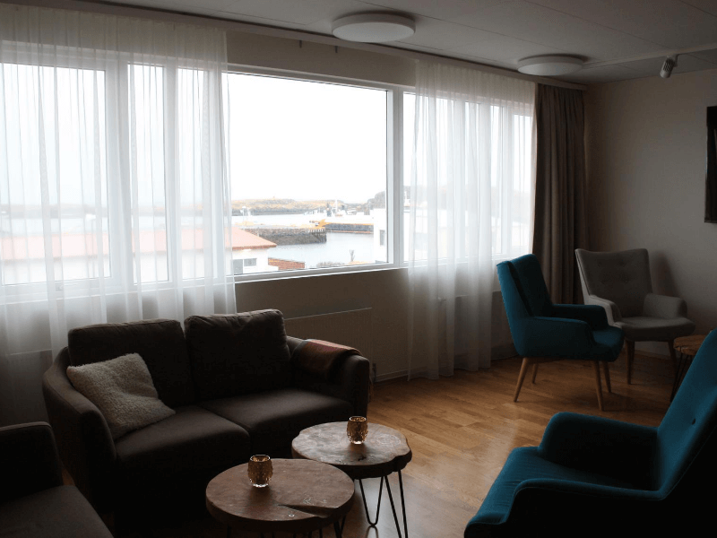 Sitzecke im Hotelzimmer