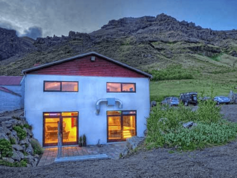 Hotel in Island mit Blick auf umliegendes Land