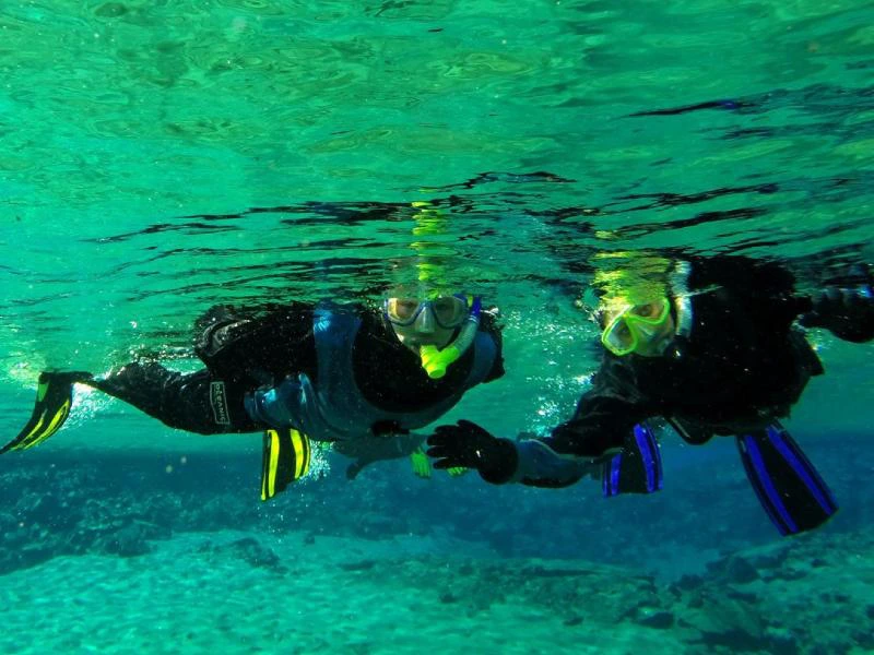 island-golden-circle-thingvellir-silfra-schnorcheln-menschen