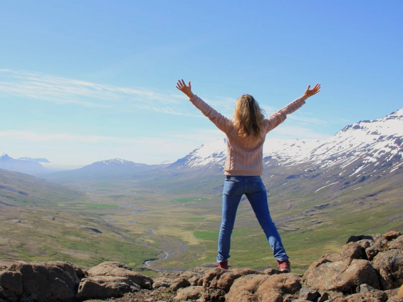 island-ostfjorde-berge-aussicht-menschen