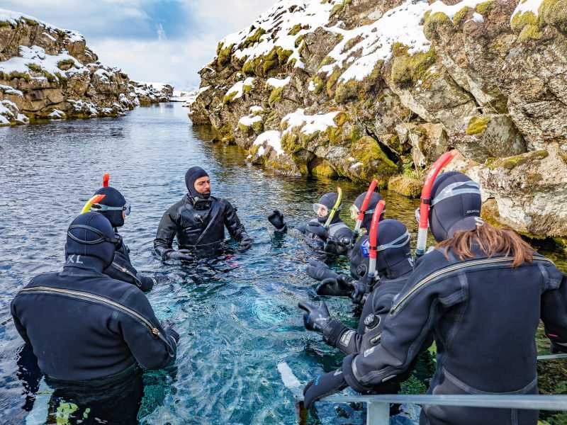 island-silfra-schnorcheln-einfuehrung-menschen