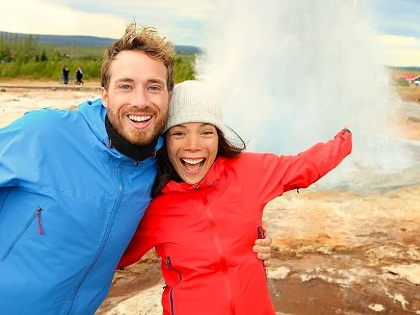Strokkur geiser met mensen