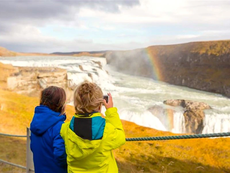 Kinder beobachten einen Wasserfall