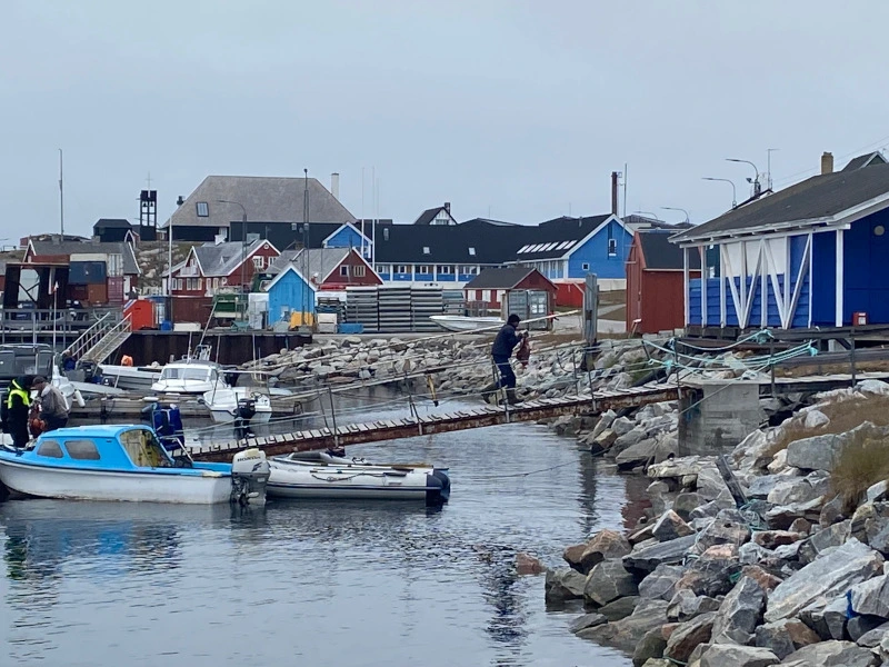 Hafen eines Fischerdorfes in Grönland