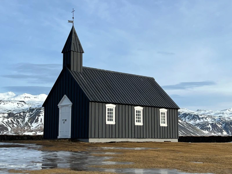 Schwarze Kirche bei Budir in Island