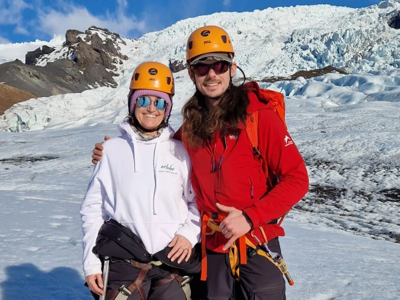 Reisende mit Guide bei Gletscherwanderung auf Island