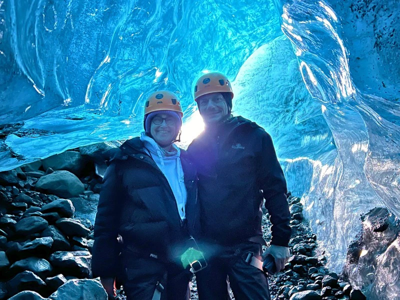 Erkundung einer Eishöhle im Gletscher auf Island