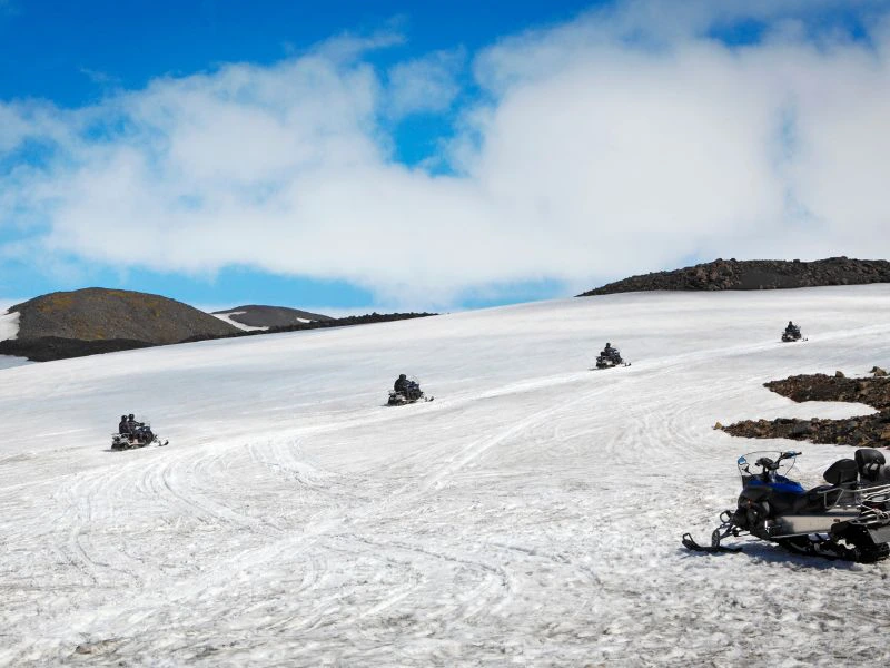 Schneescooter auf dem Myrdalsjökull Gletscher