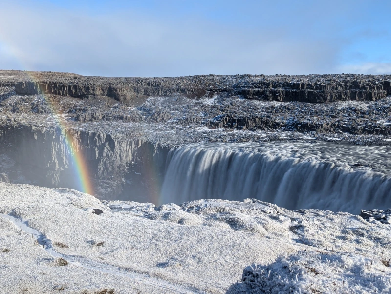 Wasserfall Dettifoss von Eis und Schnee umgeben