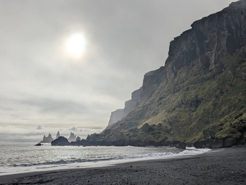 Klippen am schwarzen Strand Vikurfjara