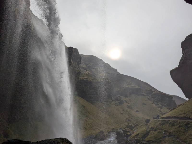 Ausblick von hinter dem Kvernufoss auf Schlucht