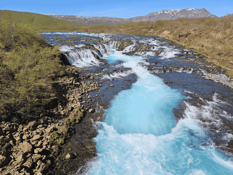 Der blaue Wasserfall Brúarfoss