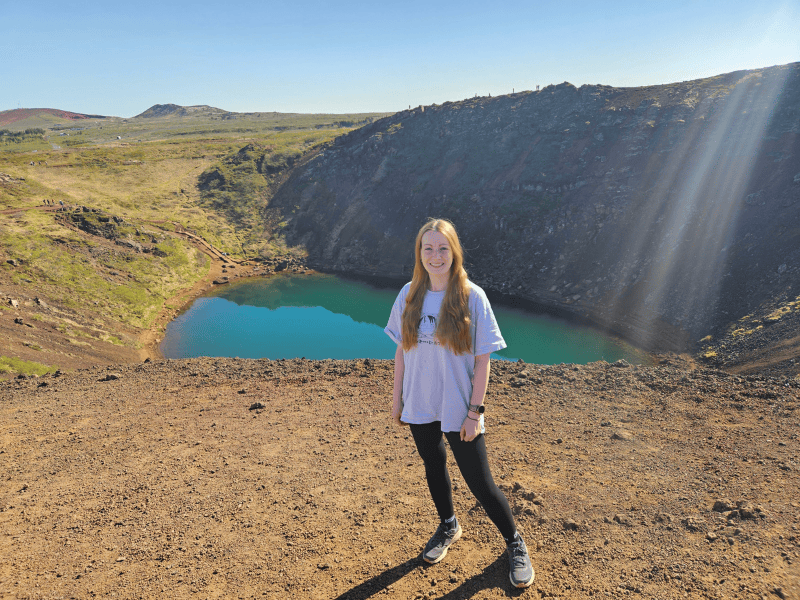 erleberin Sabrina vor dem Kerid Kratersee