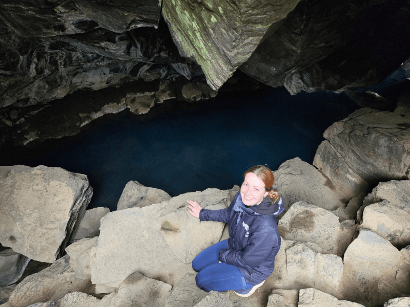 erleberin Sabrina in der Grotte Grjótagjá