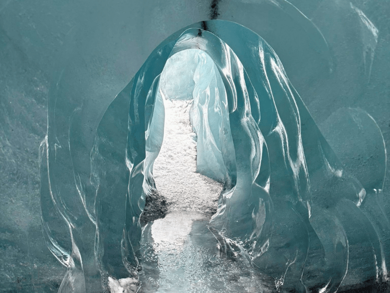 Schmaler Weg durch eine Höhle aus Eis