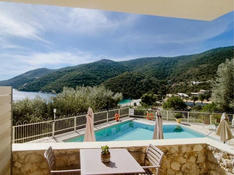 Pool der Komfortunterkunft auf Lefkada, Griechenland