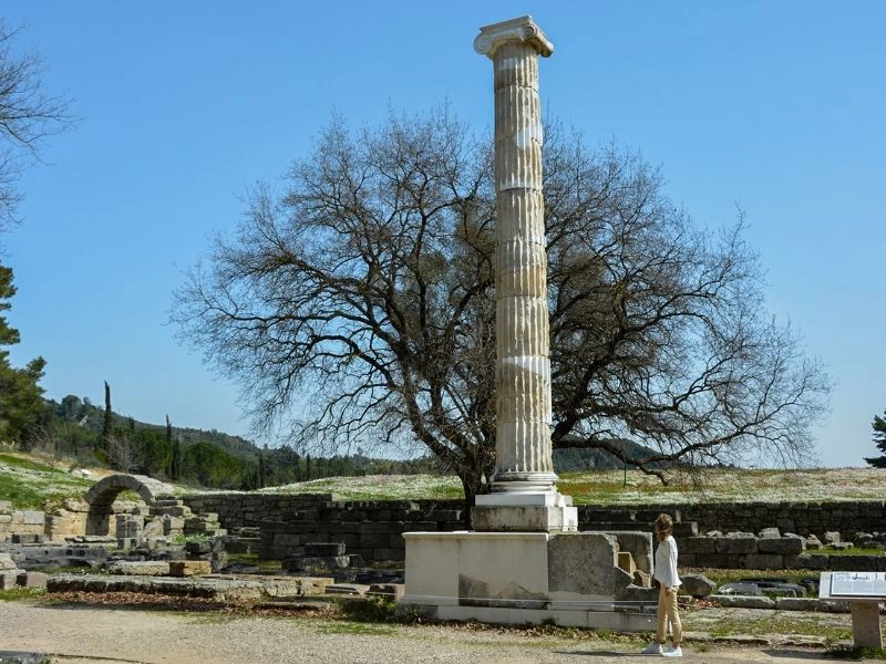 Frau in den Olympia Ruinen