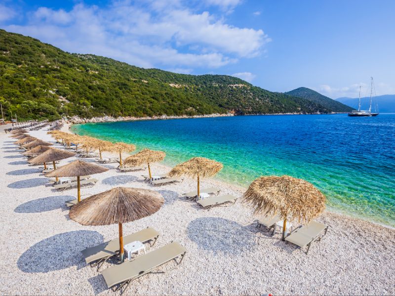 Sonnenschirme am Strand von Kefalonia, Griechenland